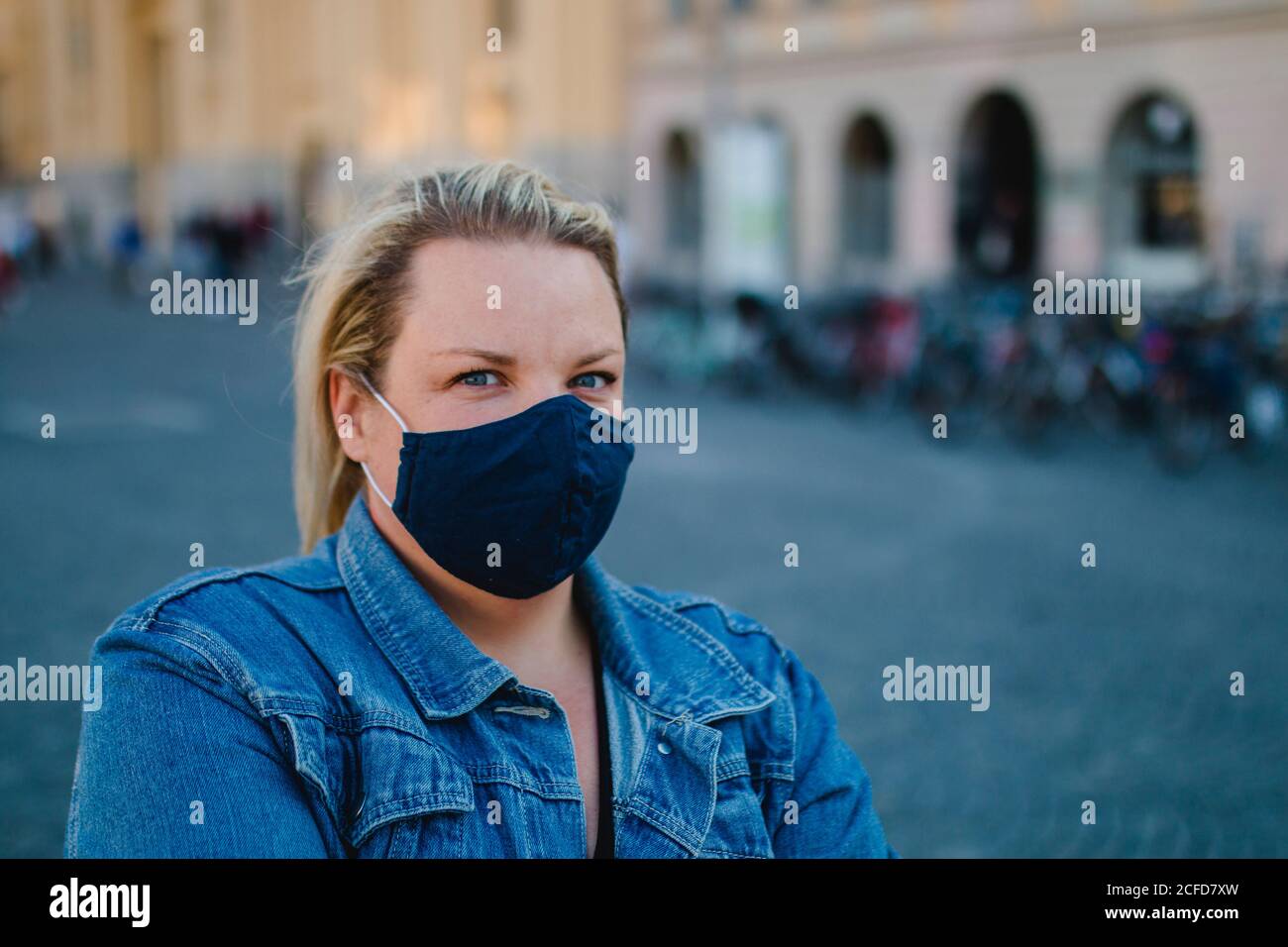Femme blonde avec masque à Corona Times sur la Odeonsplatz complète À Munich Banque D'Images