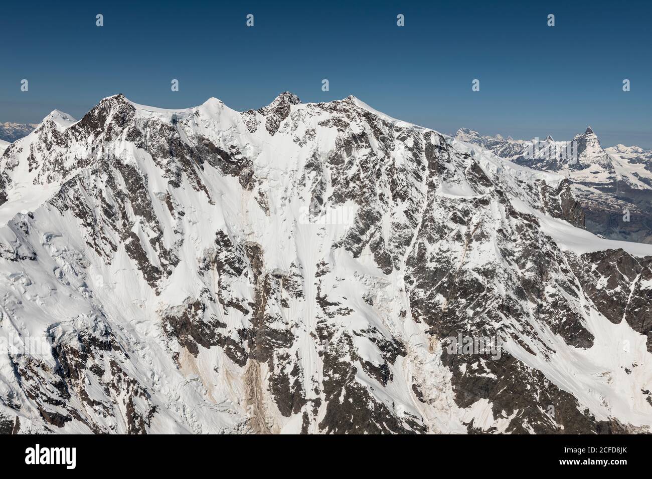Italie, Piémont, Suisse, Canton du Valais, face est du massif de Monte Rosa, en arrière-plan Grand Combin, Dent d'Herens et Matterhorn Banque D'Images