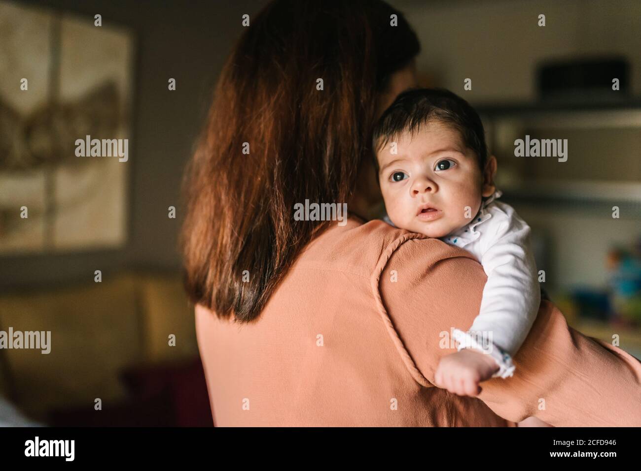 Vue Du Dos Une Mere Brune Meconnue Embrassant Un Petit Bebe Mignon Loin De Chez Vous Photo Stock Alamy