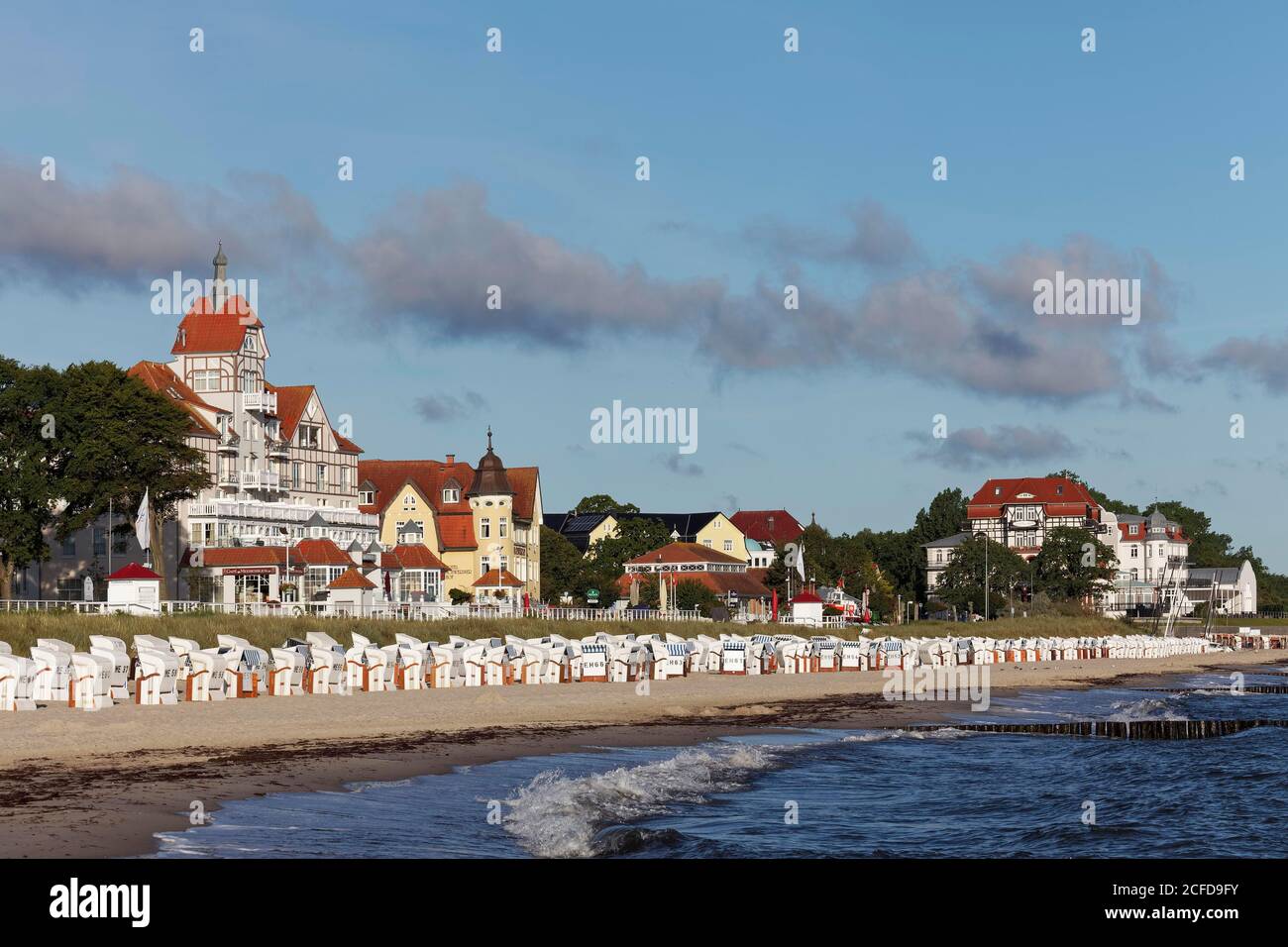 Kuehlungsborn-West, plage avec chaises de plage, lumière du matin, Mer Baltique, Mecklenburg-Ouest Pomerania, Allemagne Banque D'Images