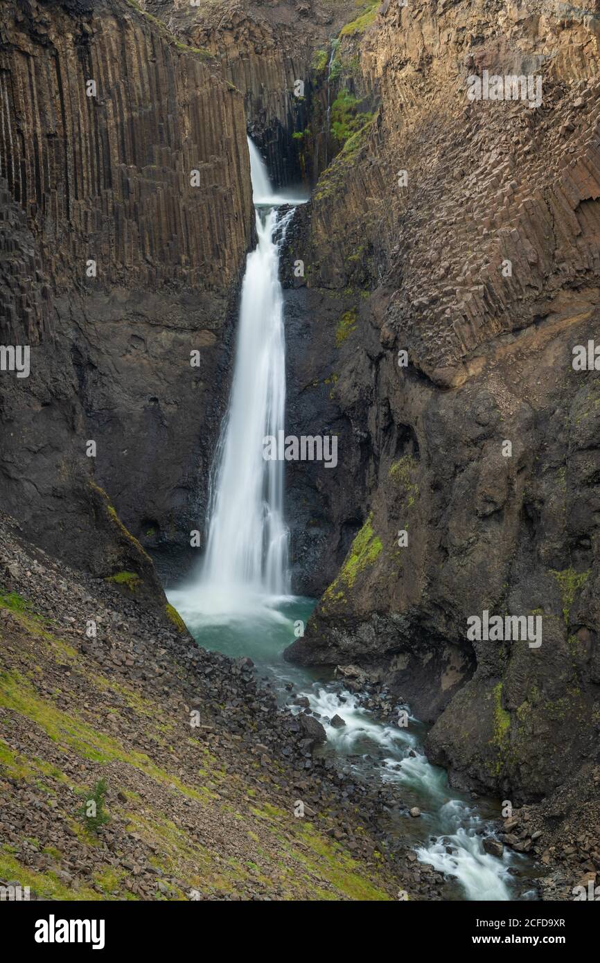 Cascade Litlanesfoss entre basalte par colonnes, Islande de l'est, Islande Banque D'Images