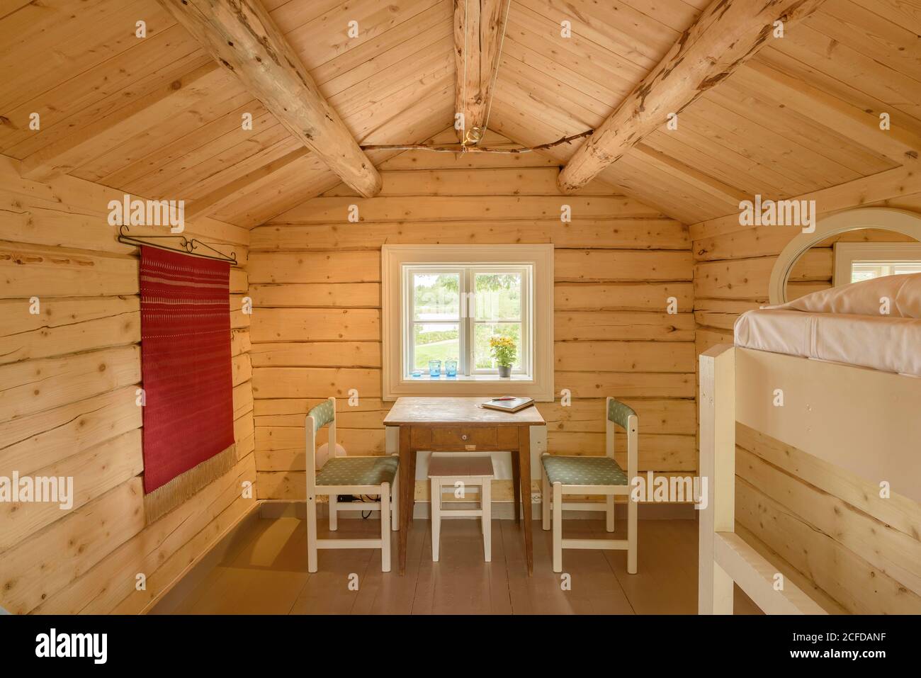 Vue intérieure cabane en bois norvégien, cabine en bois, Kabelvag, Nordland, Norvège Banque D'Images
