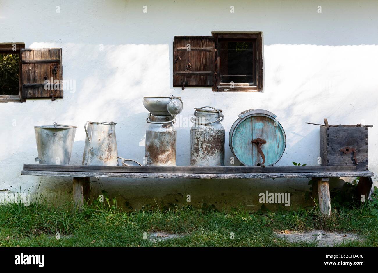 Vieux laits en conserve, seaux en zinc, tambour de lavage en face d'une ferme, musée en plein air Glentleiten, Grossweil, haute-Bavière, Bavière, Allemagne Banque D'Images