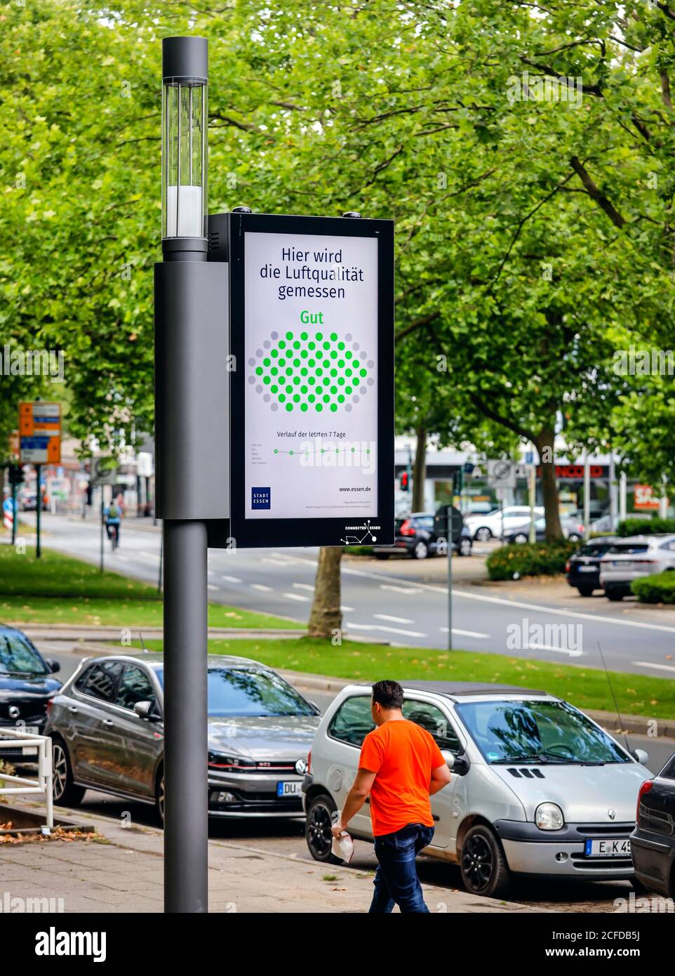 Les lampadaires intelligents, les lampadaires intelligents mesurent les données environnementales, l'écran affiche les valeurs mesurées d'oxyde d'azote et la pollution fine par la poussière Banque D'Images