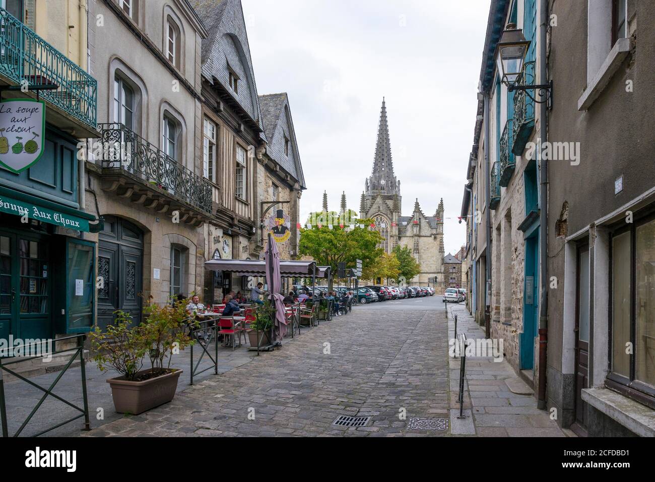 Rue avec restaurants et église Eglise notre-Dame, Vitre, Bretagne, France Banque D'Images