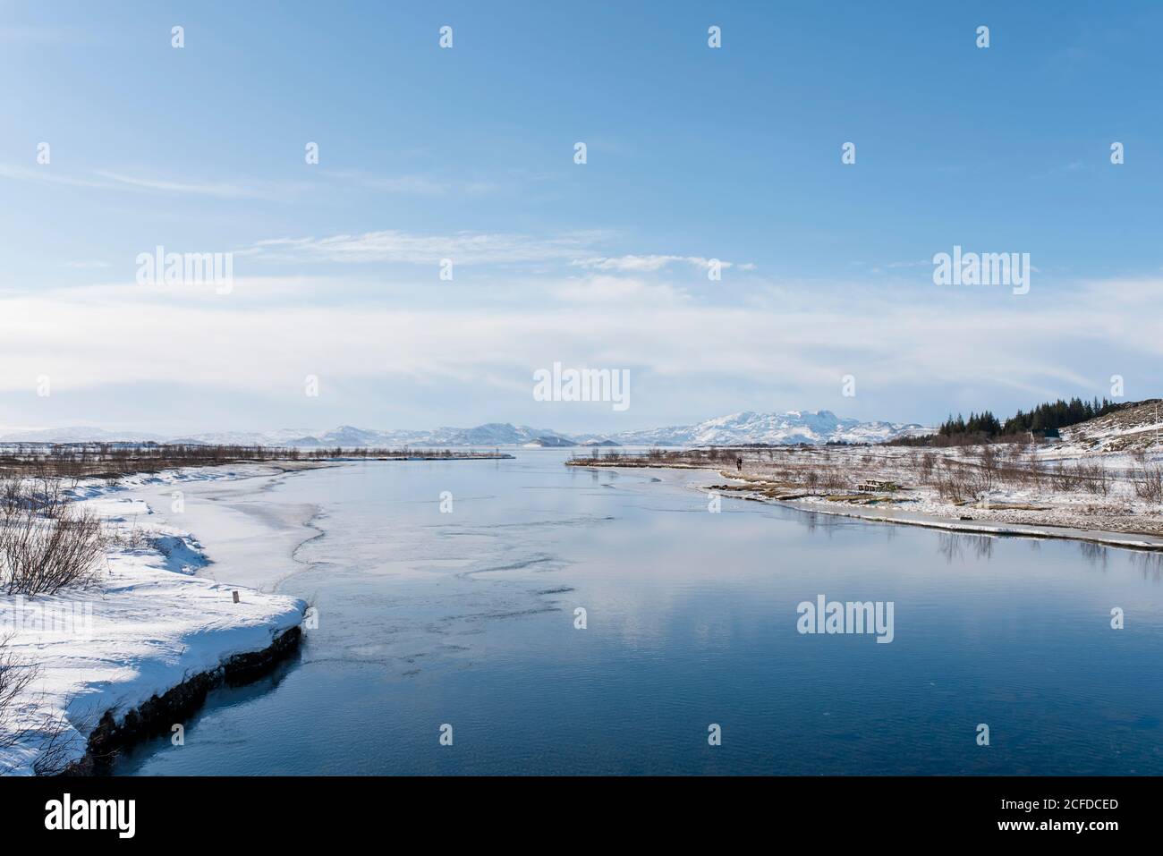 Vue sur le lac Þingvallavatn dans le parc national de Thingvellir, en Islande, en hiver Banque D'Images