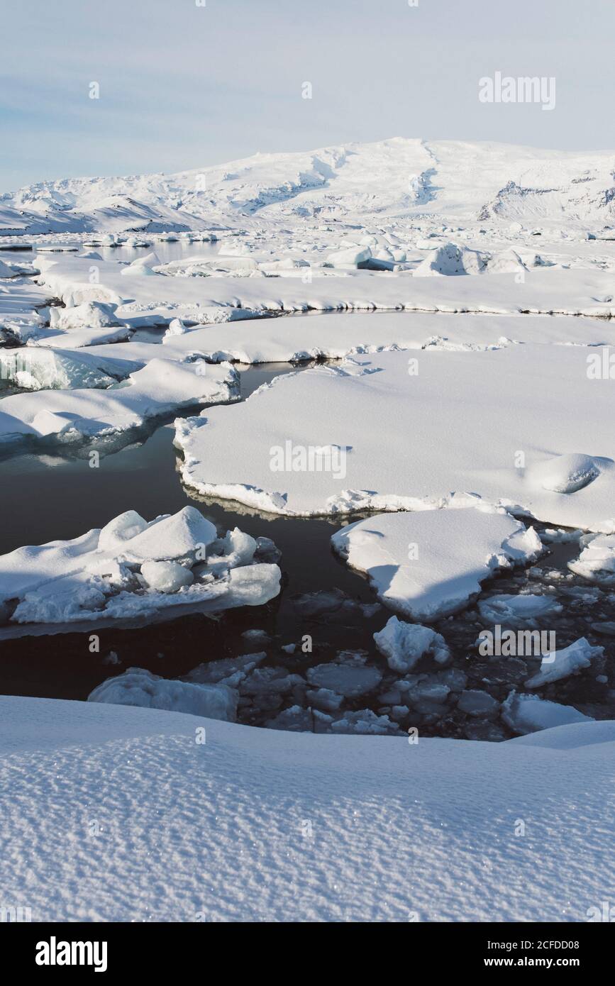 Des flotteurs de glace flottent sur Jokulsarlon, en Islande, en hiver Banque D'Images