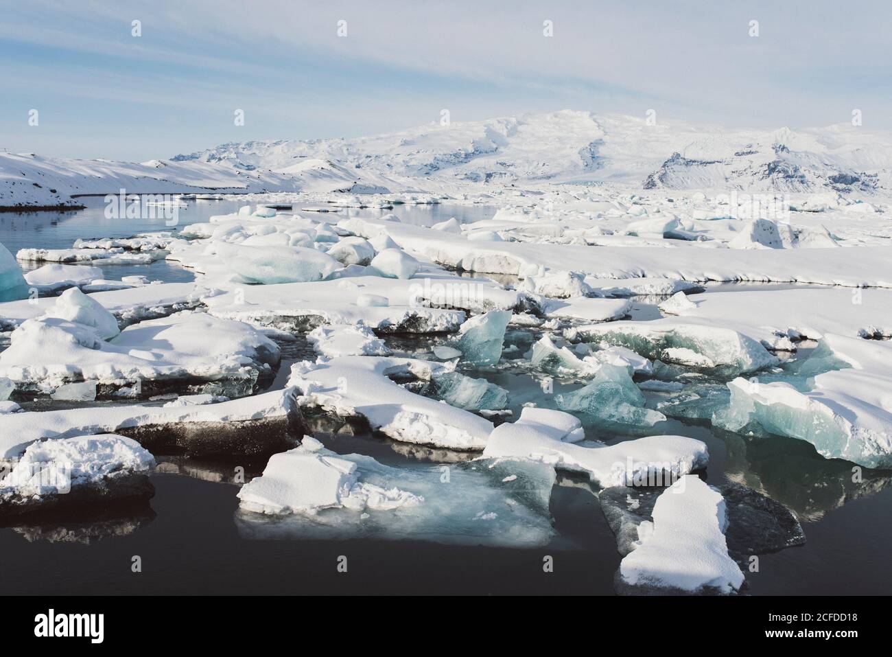 Des flotteurs de glace flottent sur Jokulsarlon, en Islande, en hiver Banque D'Images