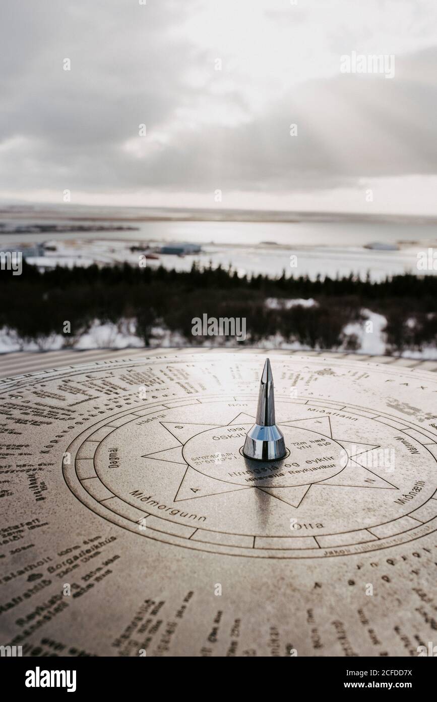 Boussole au soleil, vue sur Reykjavik sur le toit de Perlan, en Islande, en hiver Banque D'Images