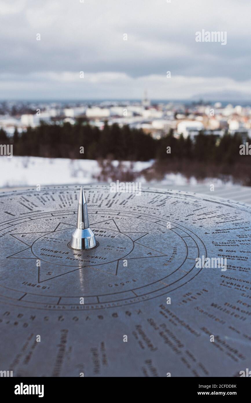 Boussole au soleil, vue sur Reykjavik sur le toit de Perlan, en Islande, en hiver Banque D'Images