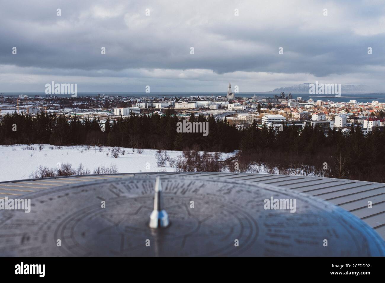Boussole au soleil, vue sur Reykjavik sur le toit de Perlan, en Islande, en hiver Banque D'Images