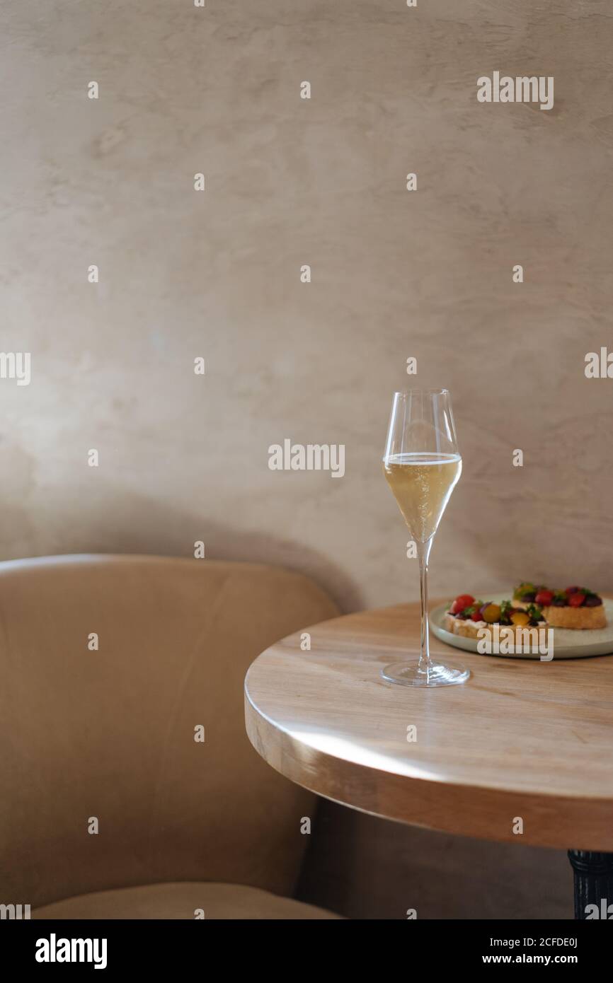 Verre d'alcool sur la table du restaurant Banque D'Images