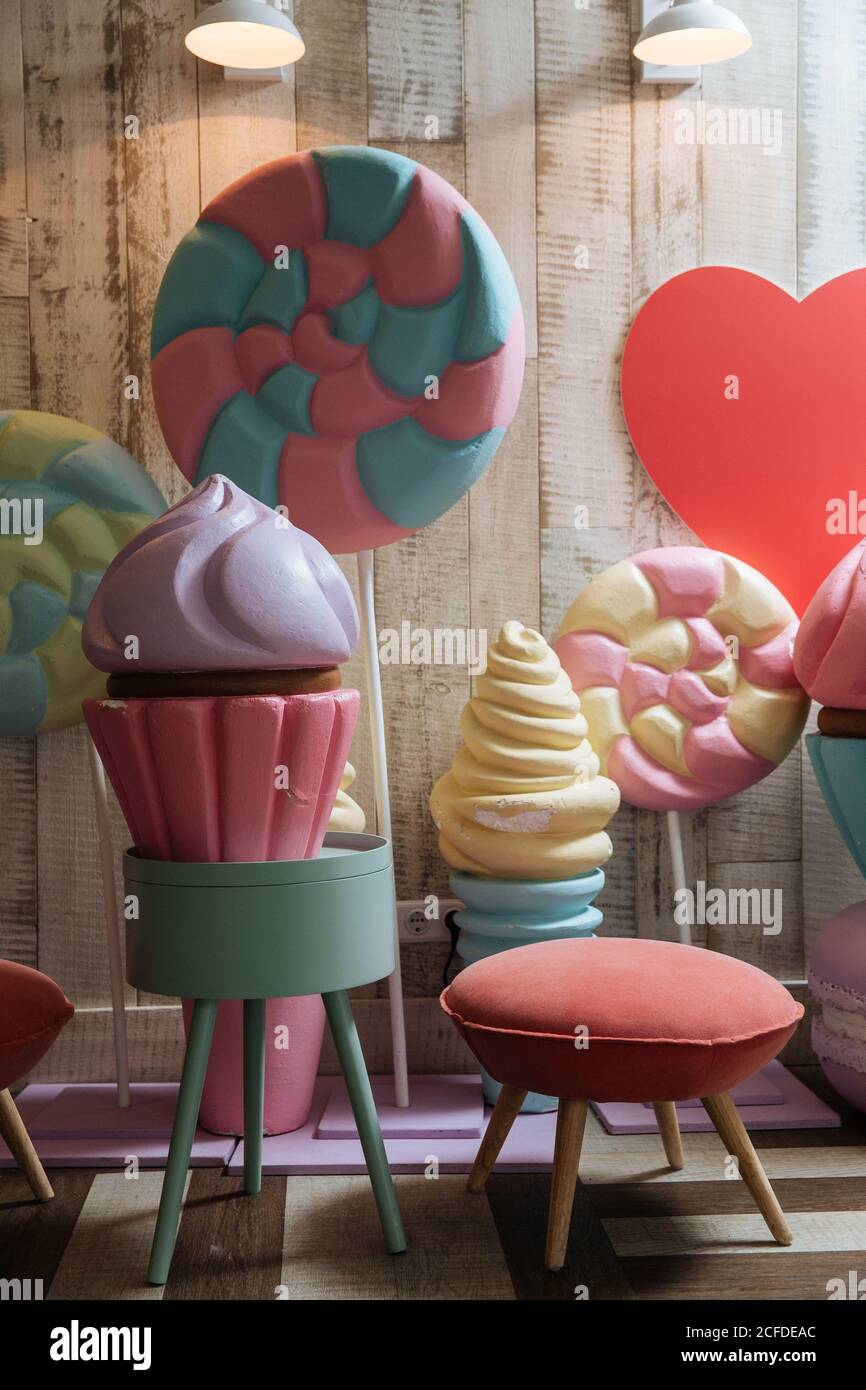 Gâteaux et bonbons colorés en plastique à base de crème glacée, à peu près  doux chaise dans la chambre moderne pour enfants Photo Stock - Alamy