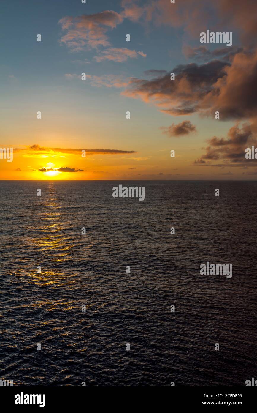 Formations de nuages, coucher de soleil, vue du bateau de croisière à la mer, Madagascar, Afrique, Océan Indien Banque D'Images