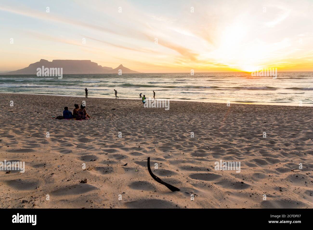 Bloubergstrand (plage de Blouberg) au Cap au coucher du soleil, le Cap, Afrique du Sud Banque D'Images