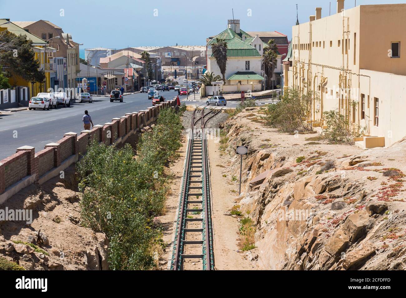 Chemin de fer traversant le centre de Luderitz, Namibie Banque D'Images