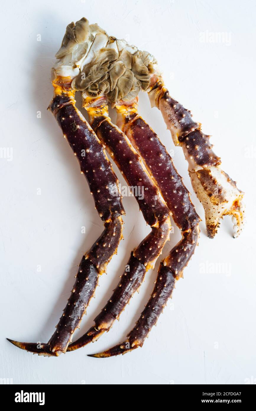 Vue de dessus des pattes de crabe royal bouilli sur fond blanc Banque D'Images