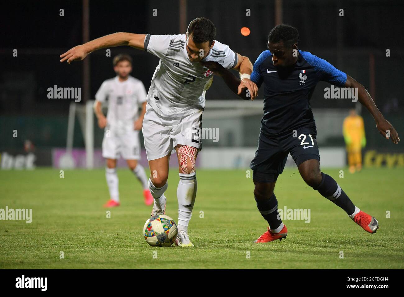 Gori, Géorgie. 4 septembre 2020. Iuri Tabatadze(L) de Géorgie rivalise avec le Christ-Emmanuel Maouassa de France lors du match de qualification des Championnats d'Europe U21 2021 entre la Géorgie et la France à Gori, Géorgie, 4 septembre 2020. Credit: Kulumbegashvili Tamuna/Xinhua/Alay Live News Banque D'Images