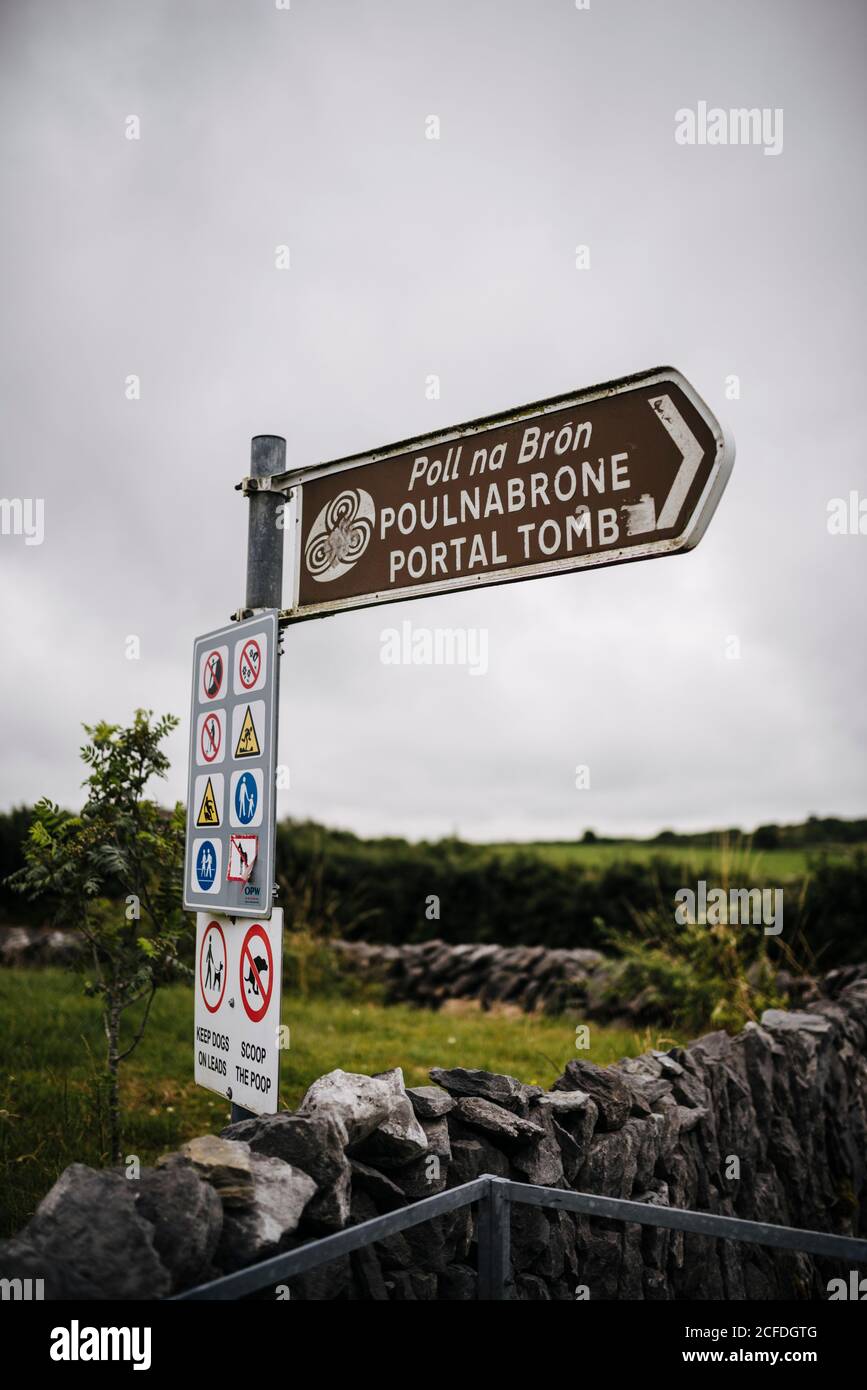 Panneau au Dolmen de Poulnabrone, Burren Irlande Banque D'Images