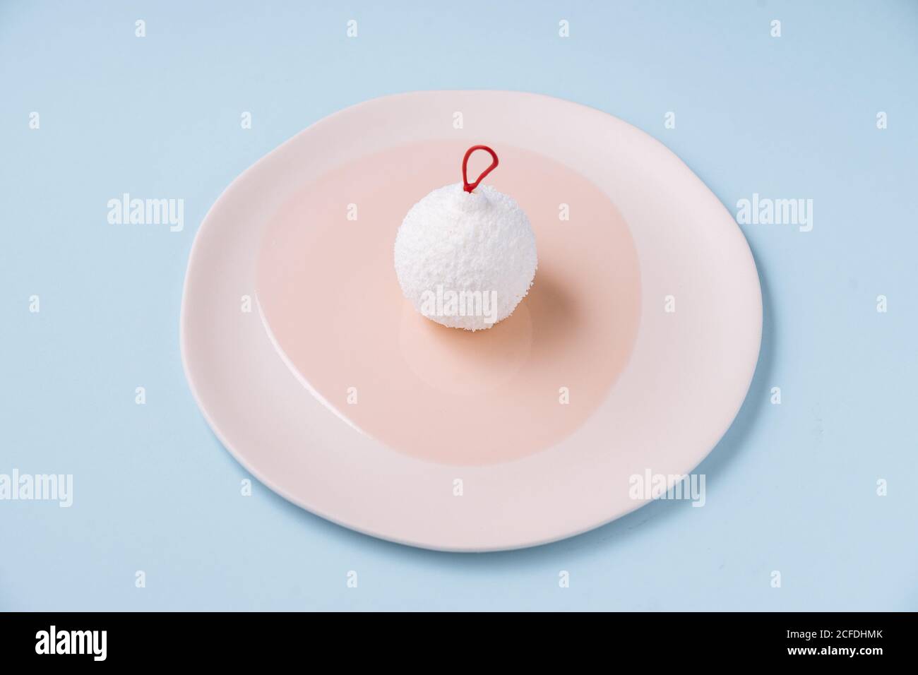 Dessert à la noix de coco en forme de boule sur l'assiette Banque D'Images