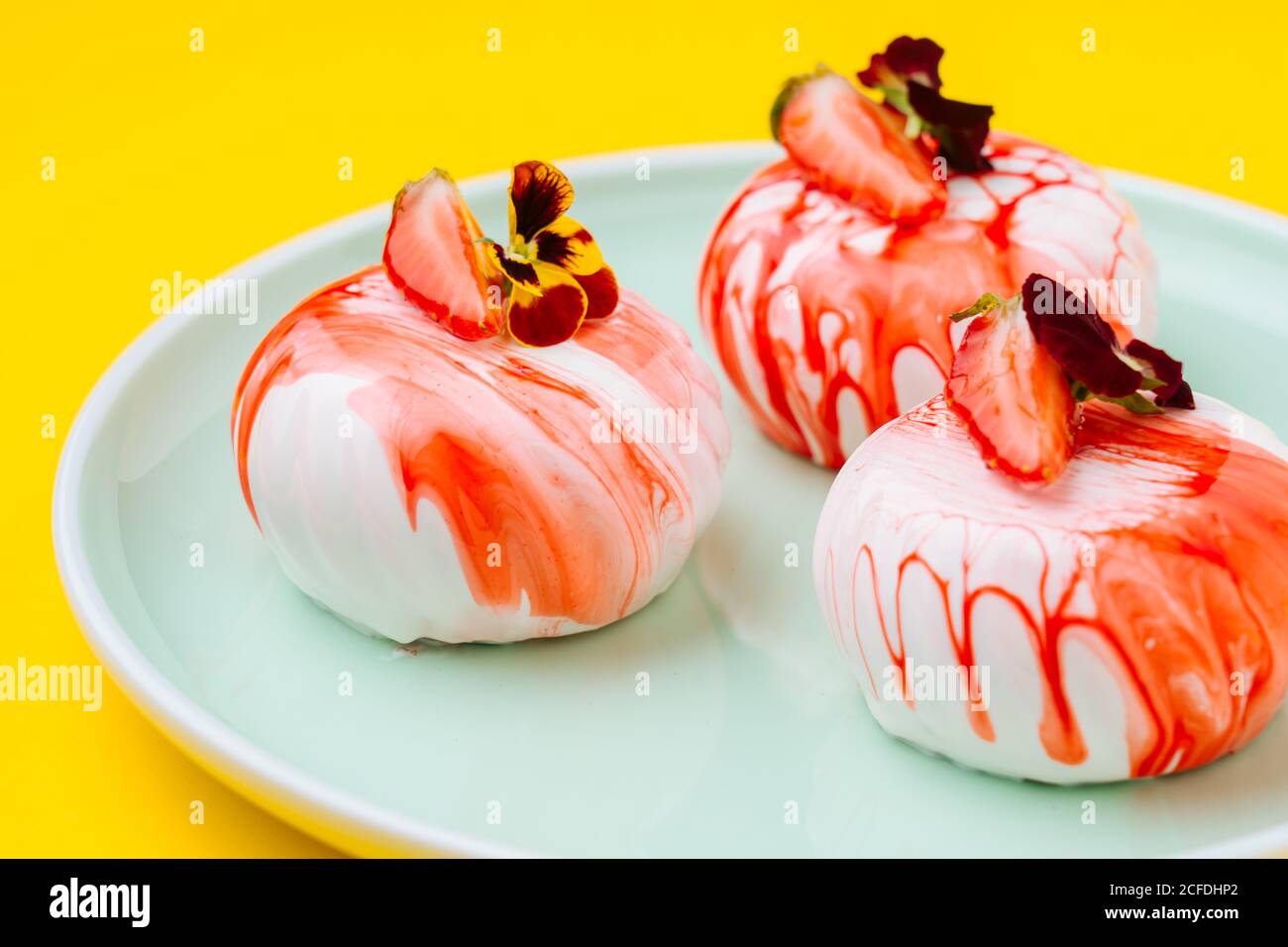 Desserts savoureux avec fraises et fleurs Banque D'Images