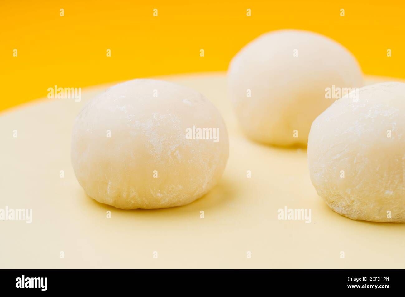 Délicieux dessert avec glaçage blanc Banque D'Images