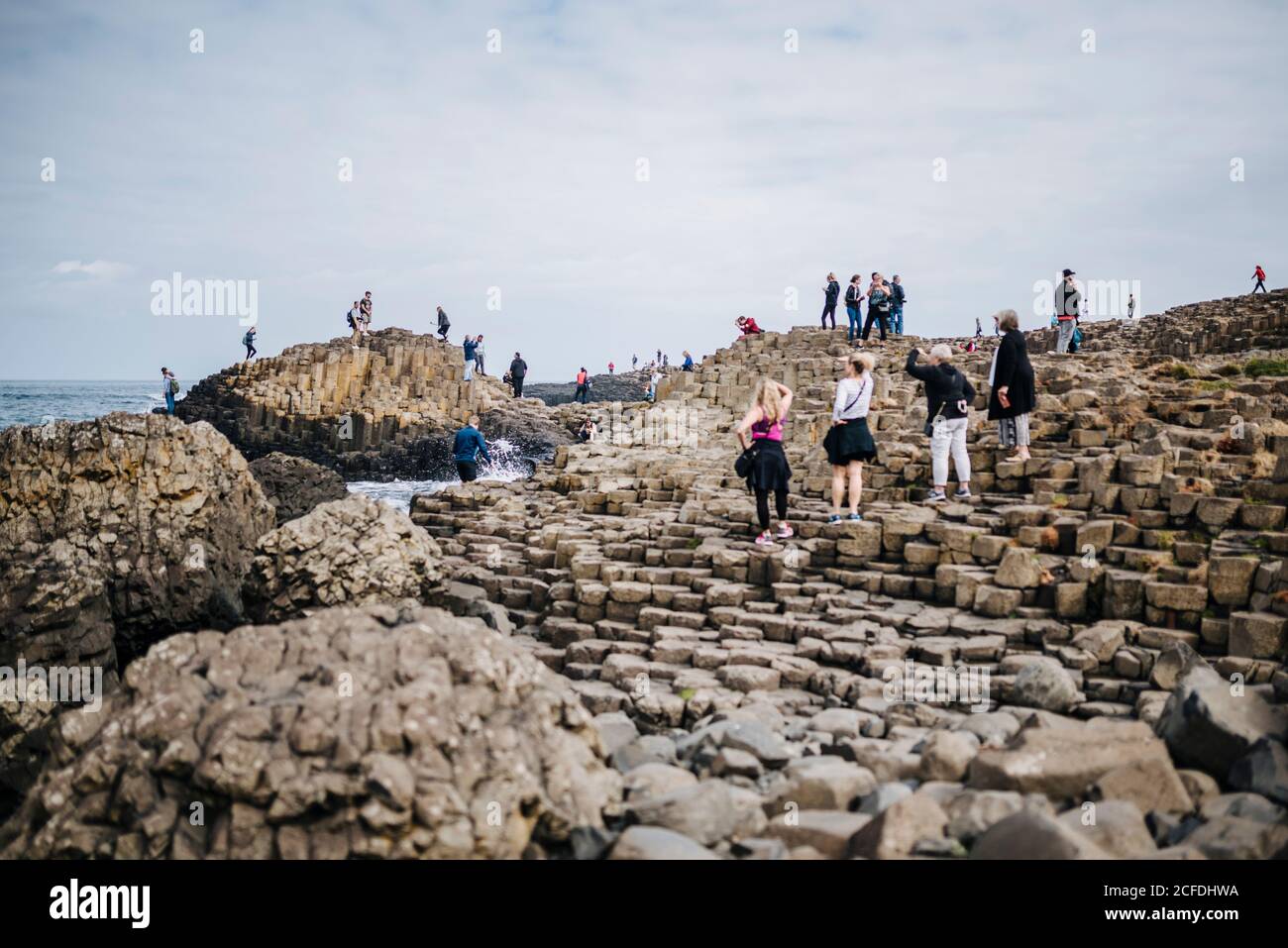 Touristes à Giant's Causeway, Irlande du Nord, Royaume-Uni Banque D'Images
