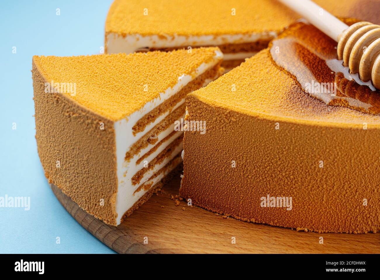 Cuillère à miel sur gâteau de nid d'abeille Banque D'Images