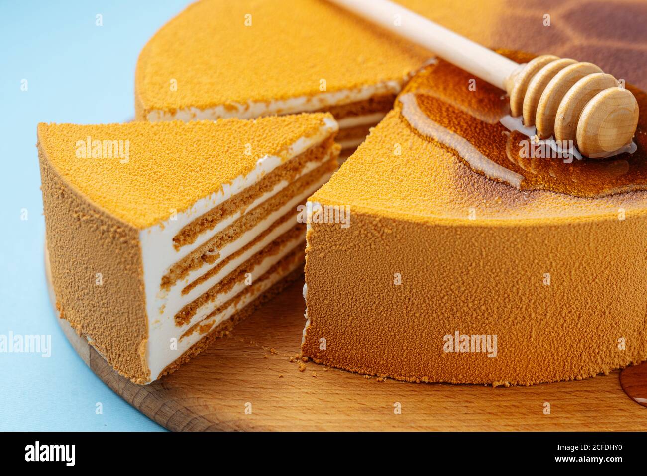 Cuillère à miel sur gâteau de nid d'abeille Banque D'Images
