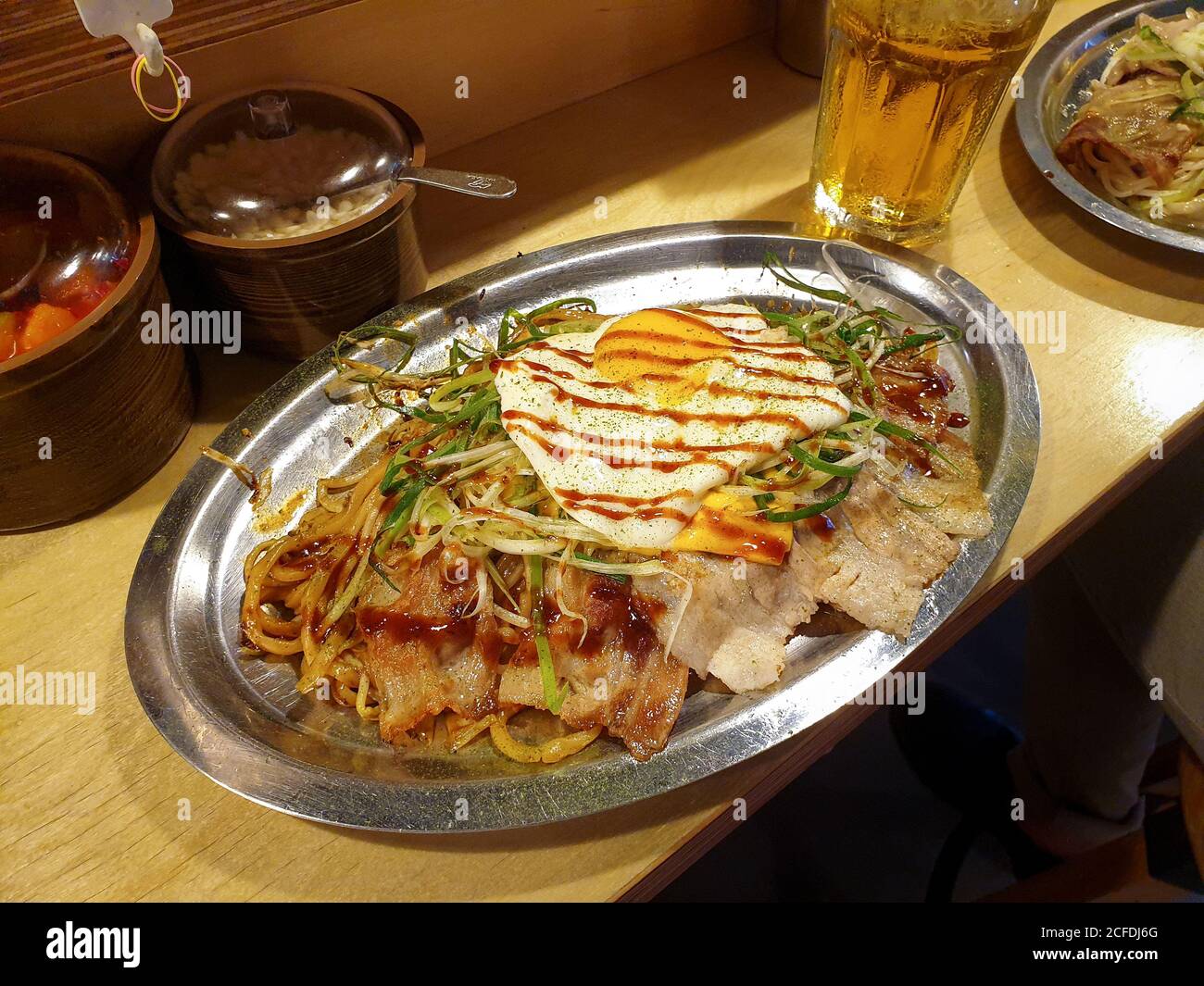 Yakisoba, ou sarrasin frit, un plat japonais classique de nouilles sautées avec du porc et des légumes. Aromatisé à la sauce aux huîtres. Cuisine de rue japonaise. Banque D'Images