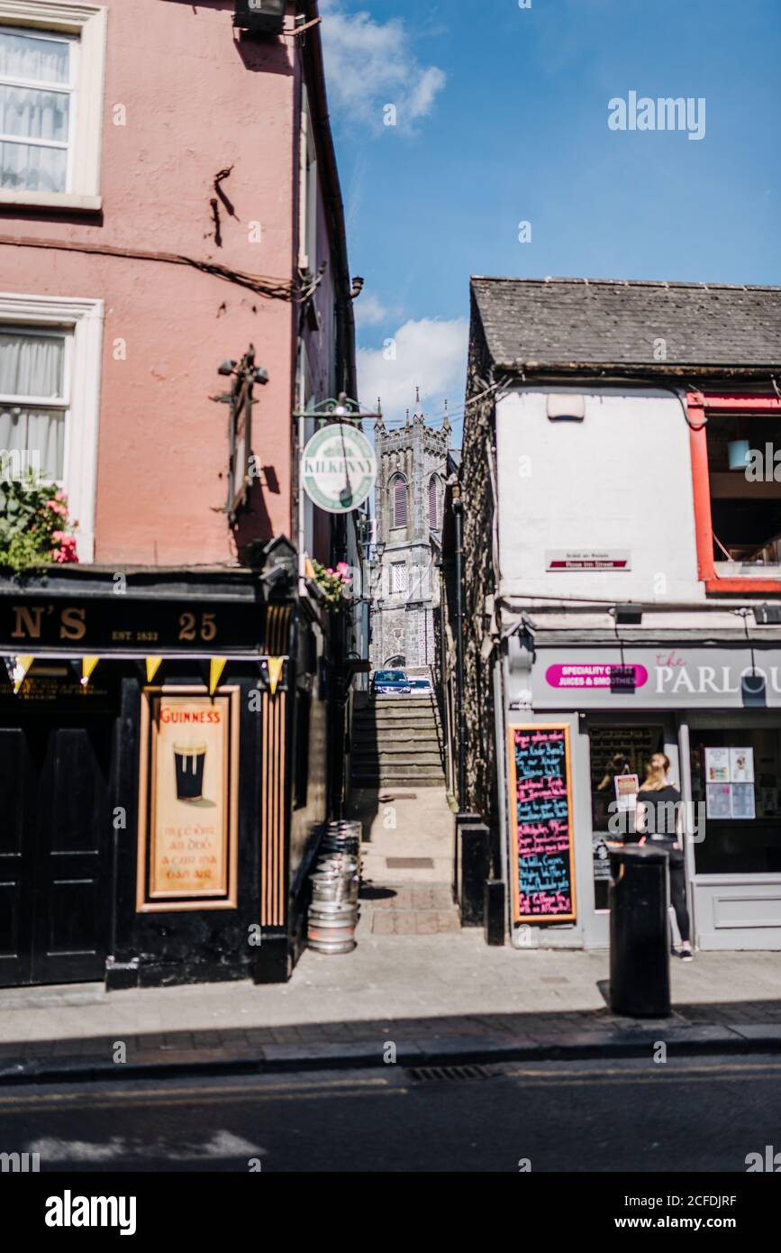 La tour de l'abbaye noire est visible au bout d'une ruelle étroite, Kilkenny, Irlande Banque D'Images