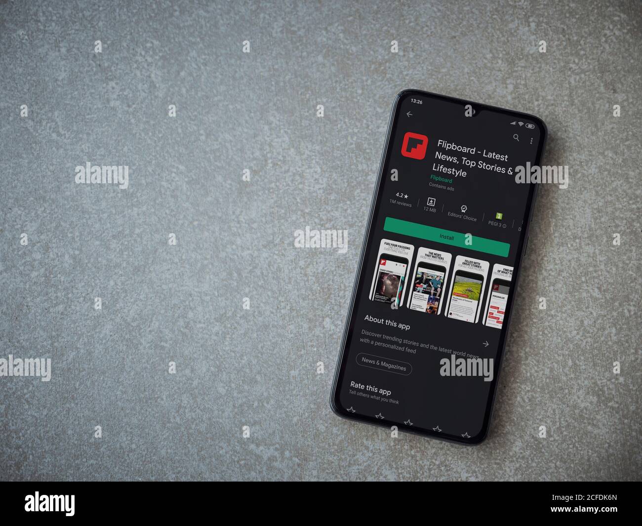 LOD, Israël - 8 juillet 2020 : page de la boutique de jeux d'application Flipboard sur l'écran d'un smartphone mobile noir sur fond de pierre céramique. Plan de travail avec vue de dessus Banque D'Images