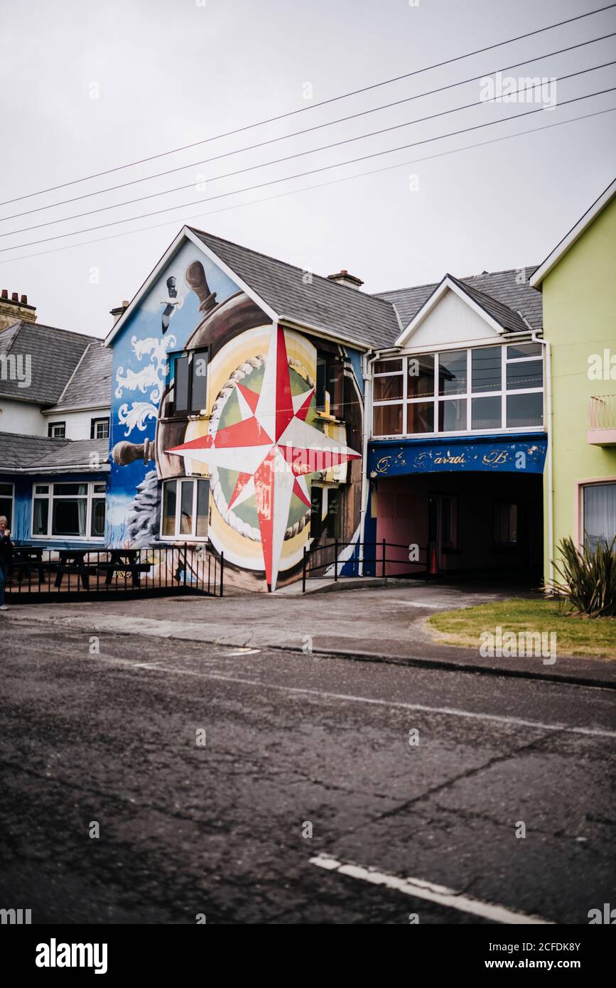 Maison avec peinture murale maritime, Waterville, Irlande Banque D'Images
