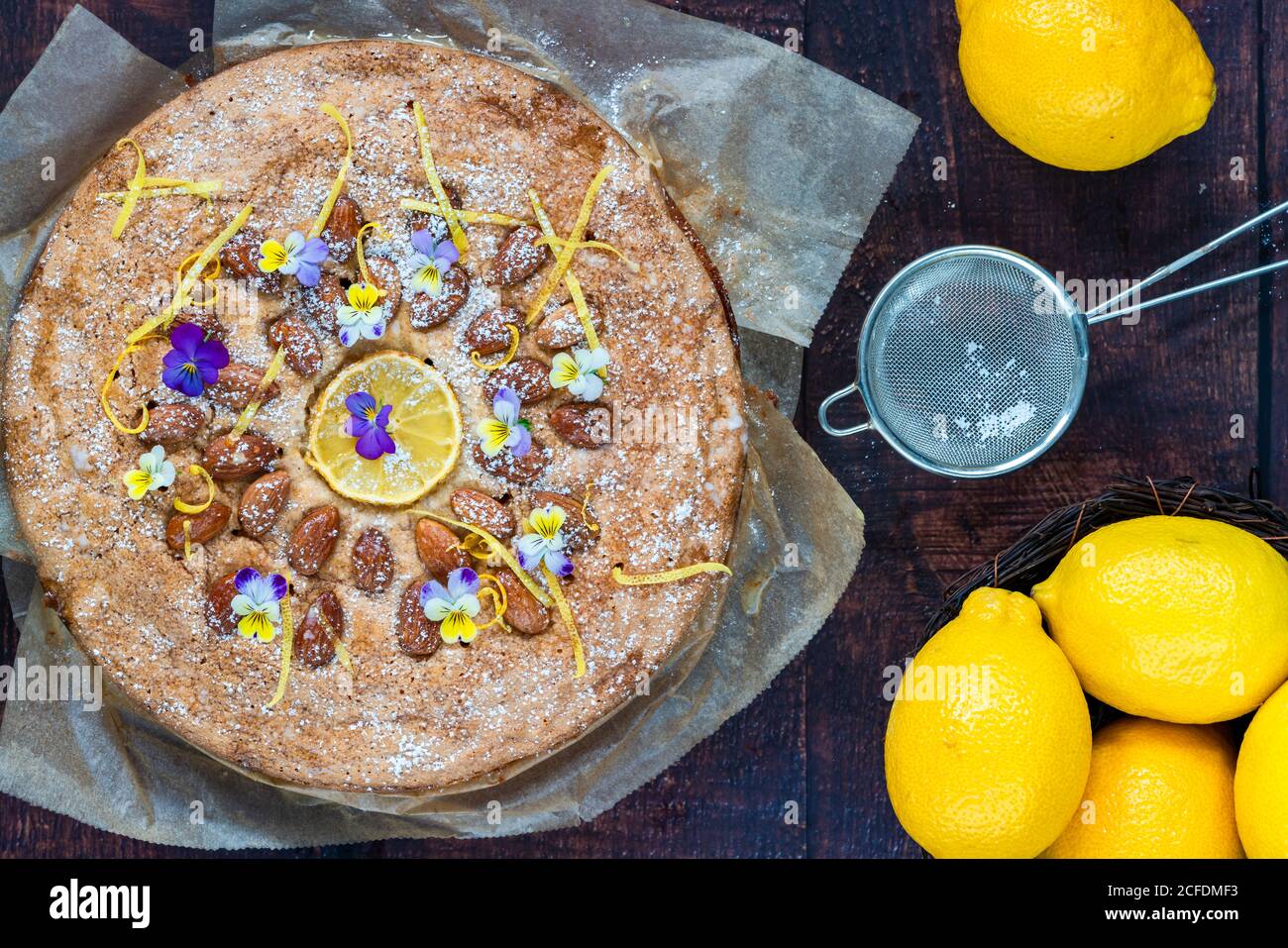 Gâteau aux amandes et au citron décoré avec des fleurs de violons - vue de dessus Banque D'Images