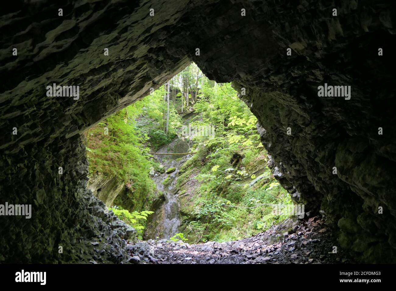 Grotte cachée, mystérieuse et inhabitée avec vue sur la nature et la nature Banque D'Images