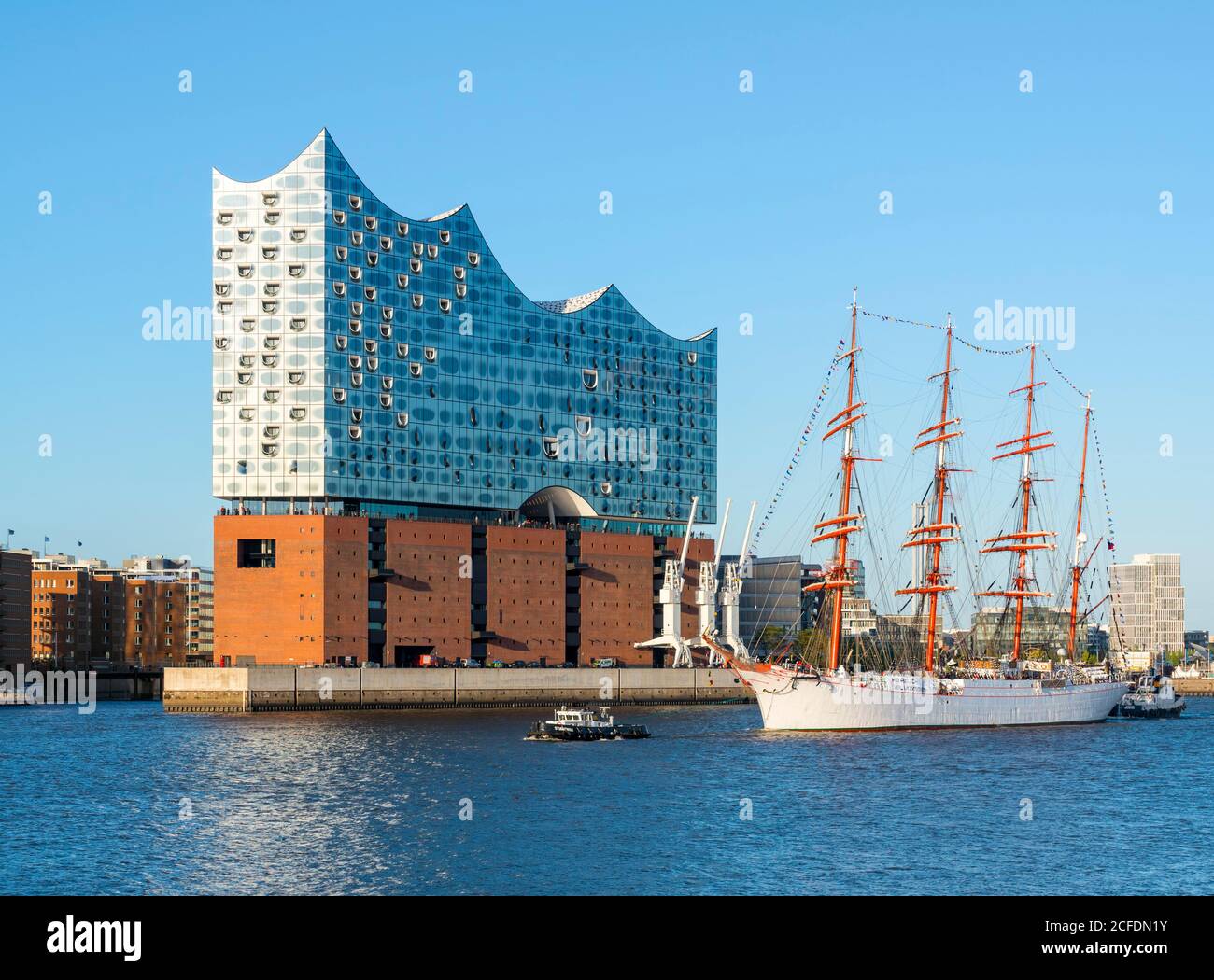 Allemagne, Hambourg, Elbe Philharmonic Hall, navire de formation à la voile Sedow (russe ?????? ). Le Sedov est le plus grand encore de la voile traditionnelle voile Banque D'Images