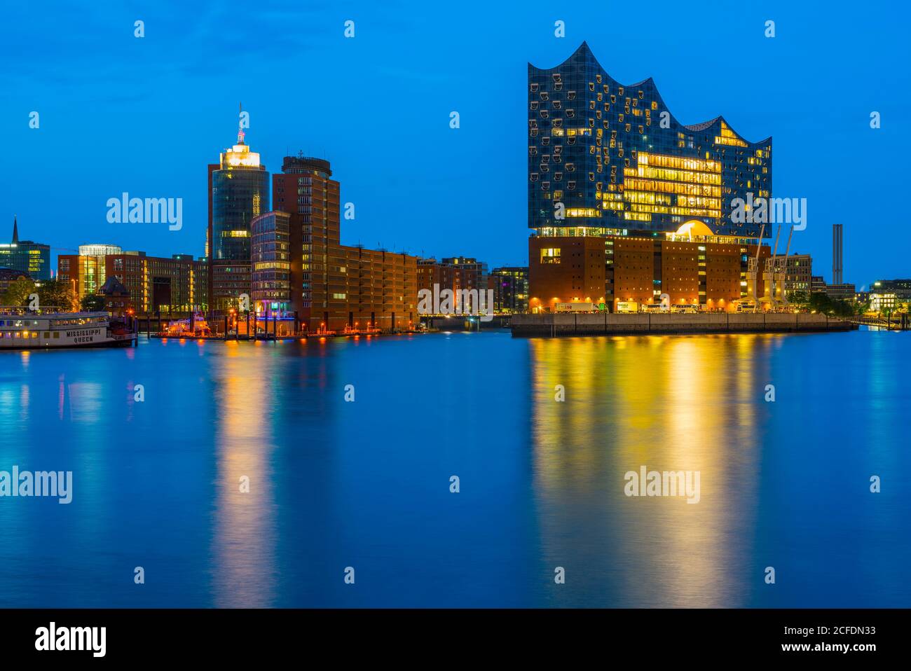 Allemagne, Hambourg, Elbe Philharmonic Hall, Kehrwiederspitze, Niederhafen, Columbus Haus, bateau à aubes Mississippi Queen Banque D'Images