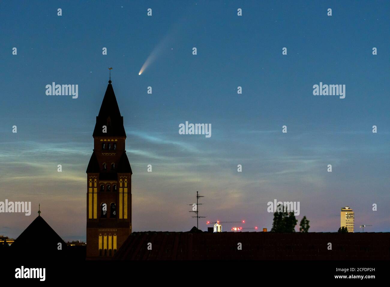 Comet 'Neowise' avec queue, (C / 2020 F3) sur Berlin Banque D'Images