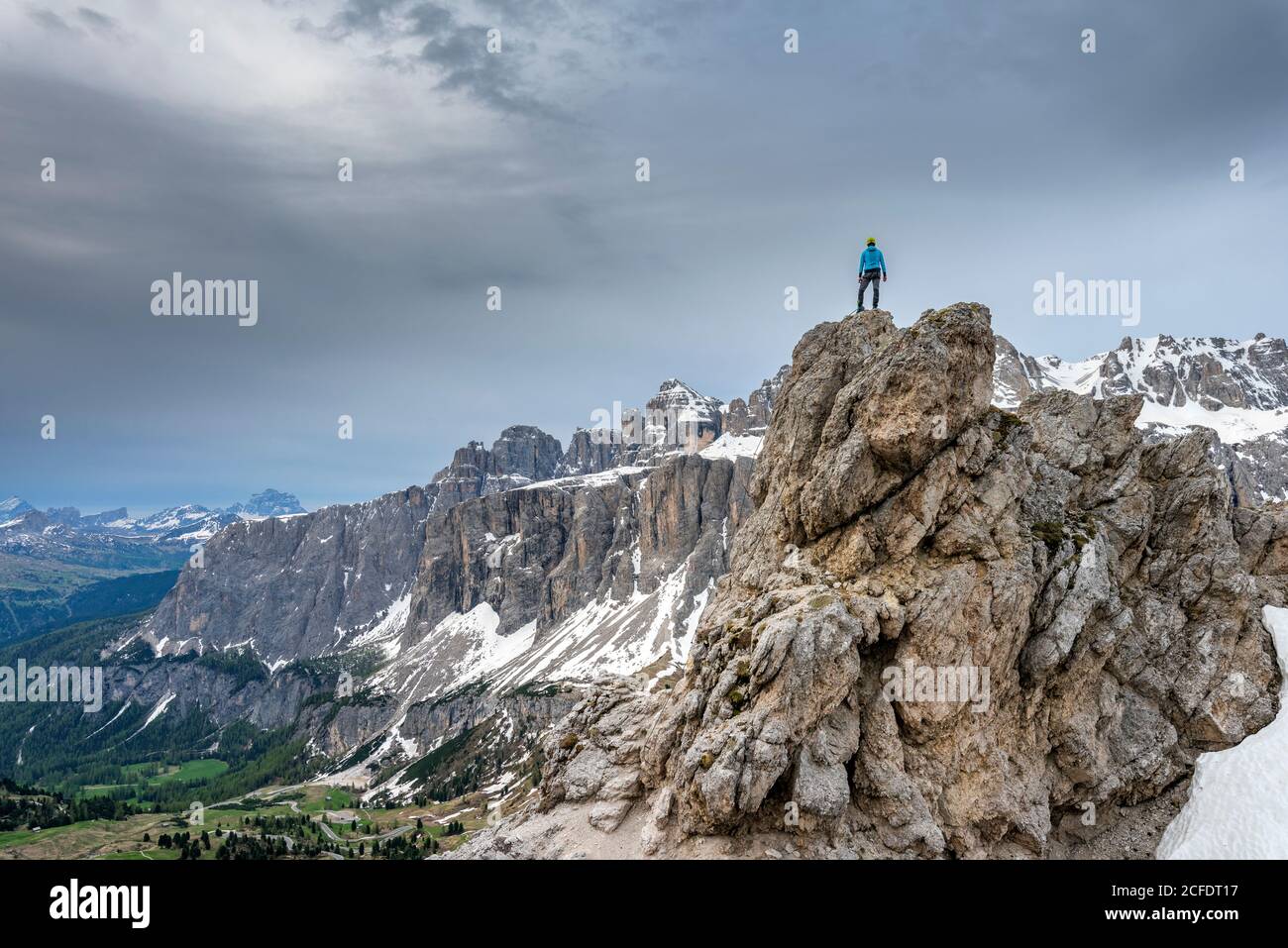 Col GARDENA, province de Bolzano, Tyrol du Sud, Italie. Alpinistes au sommet de la Kleine Cirspitze Banque D'Images