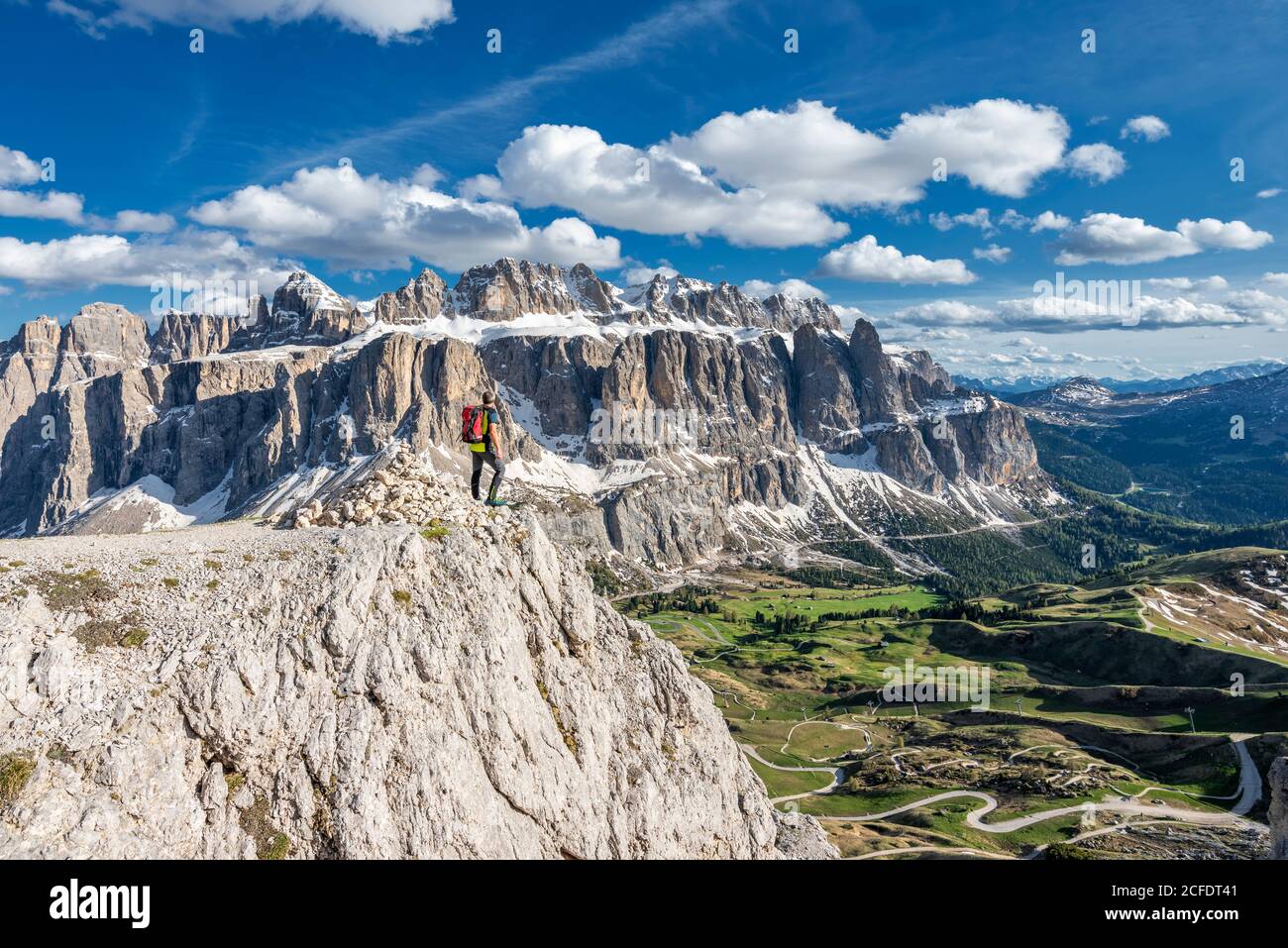 Col GARDENA, province de Bolzano, Tyrol du Sud, Italie. Alpinistes sur le chemin du Großer Cirspitze Banque D'Images