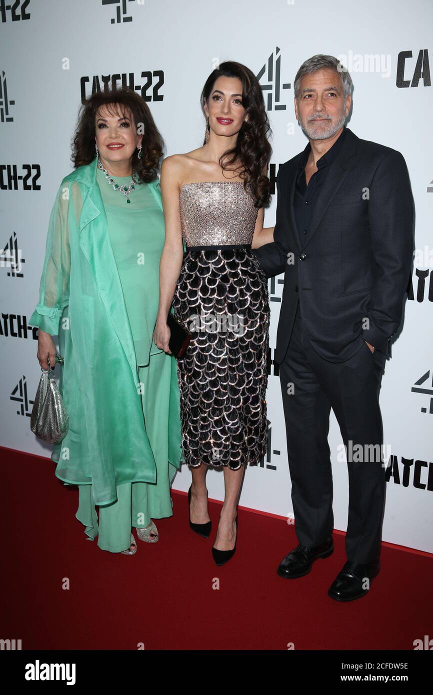 Baria Alamuddin, Amal Clooney et George Clooney assistent à la première de Londres de 'Catch-22' à vue Westfield le 15 mai 2019 à Londres, Royaume-Uni. Banque D'Images