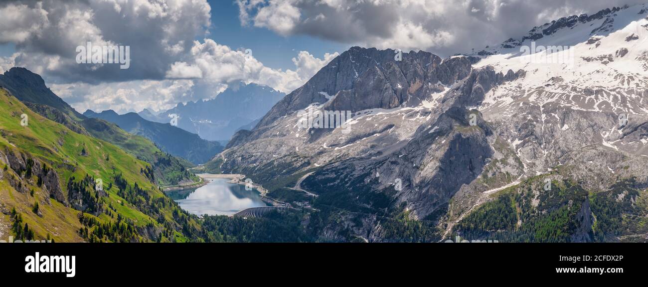 panorama depuis le chemin viel del pan jusqu'au col de la fedaia avec le lac au pied de la marmolada, dolomites, à la frontière entre belluno et Banque D'Images