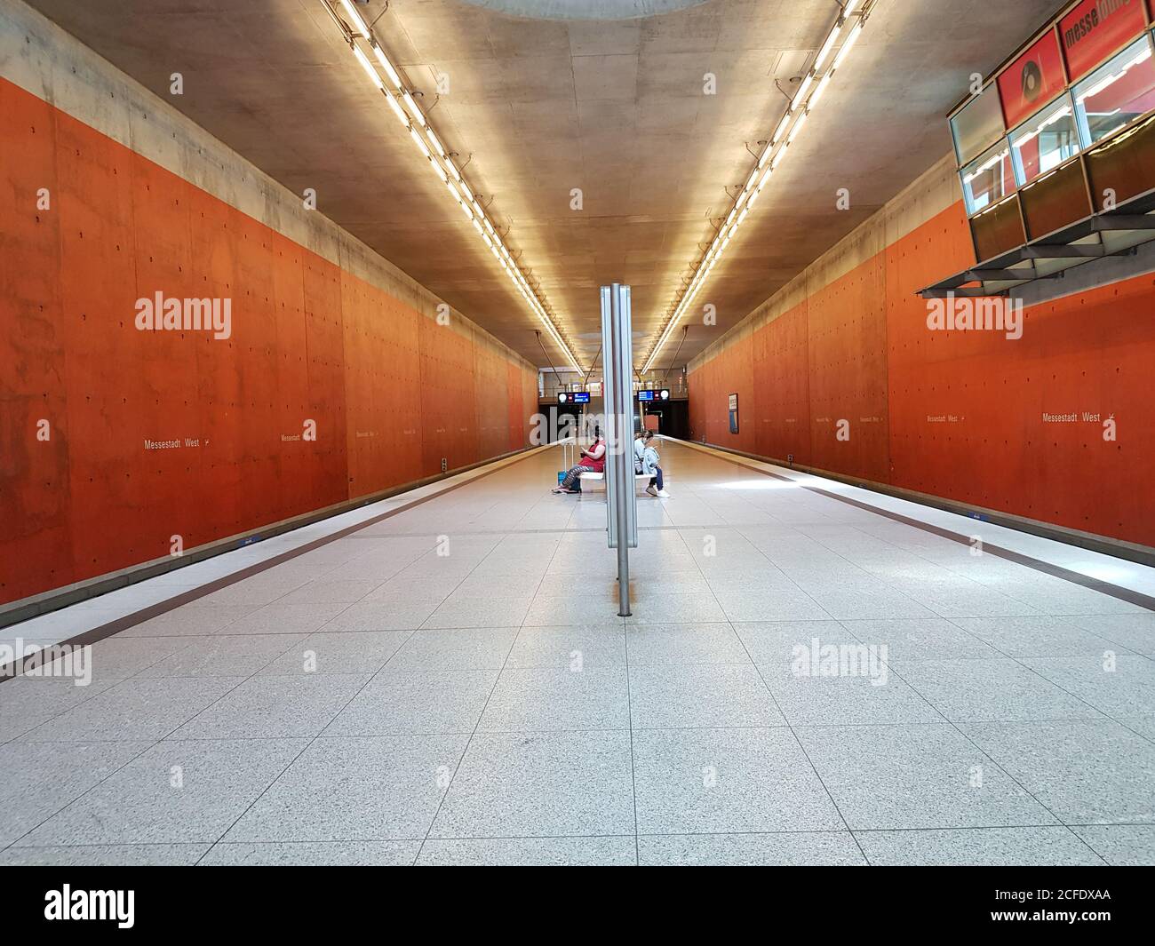 Munich, station de métro, Messestadt Ouest, sans train, deux passants Banque D'Images