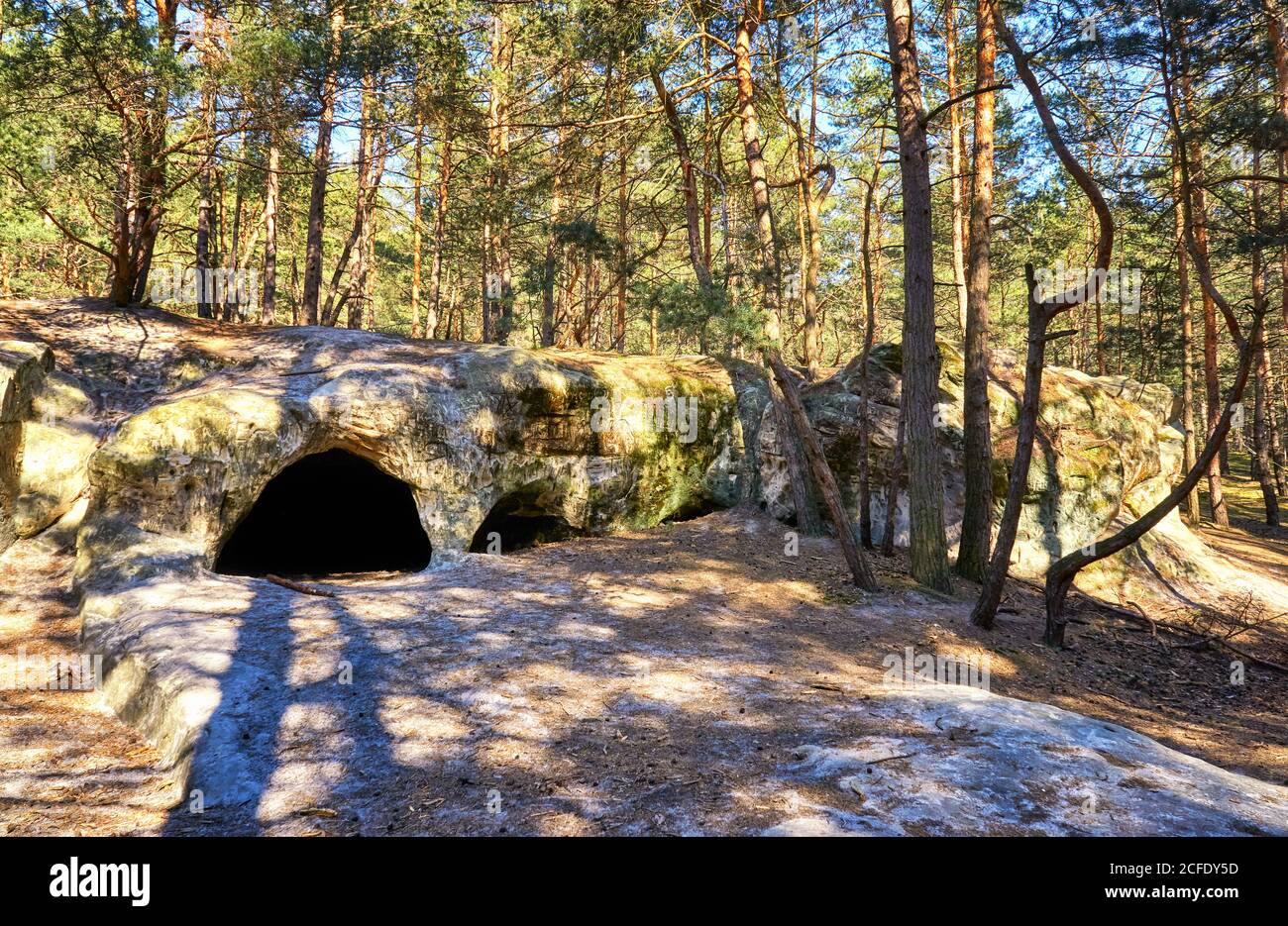 Entrée dans une mystérieuse grotte souterraine dans le paysage de roche de grès de Blankenburg. Parc national de Harz. Banque D'Images