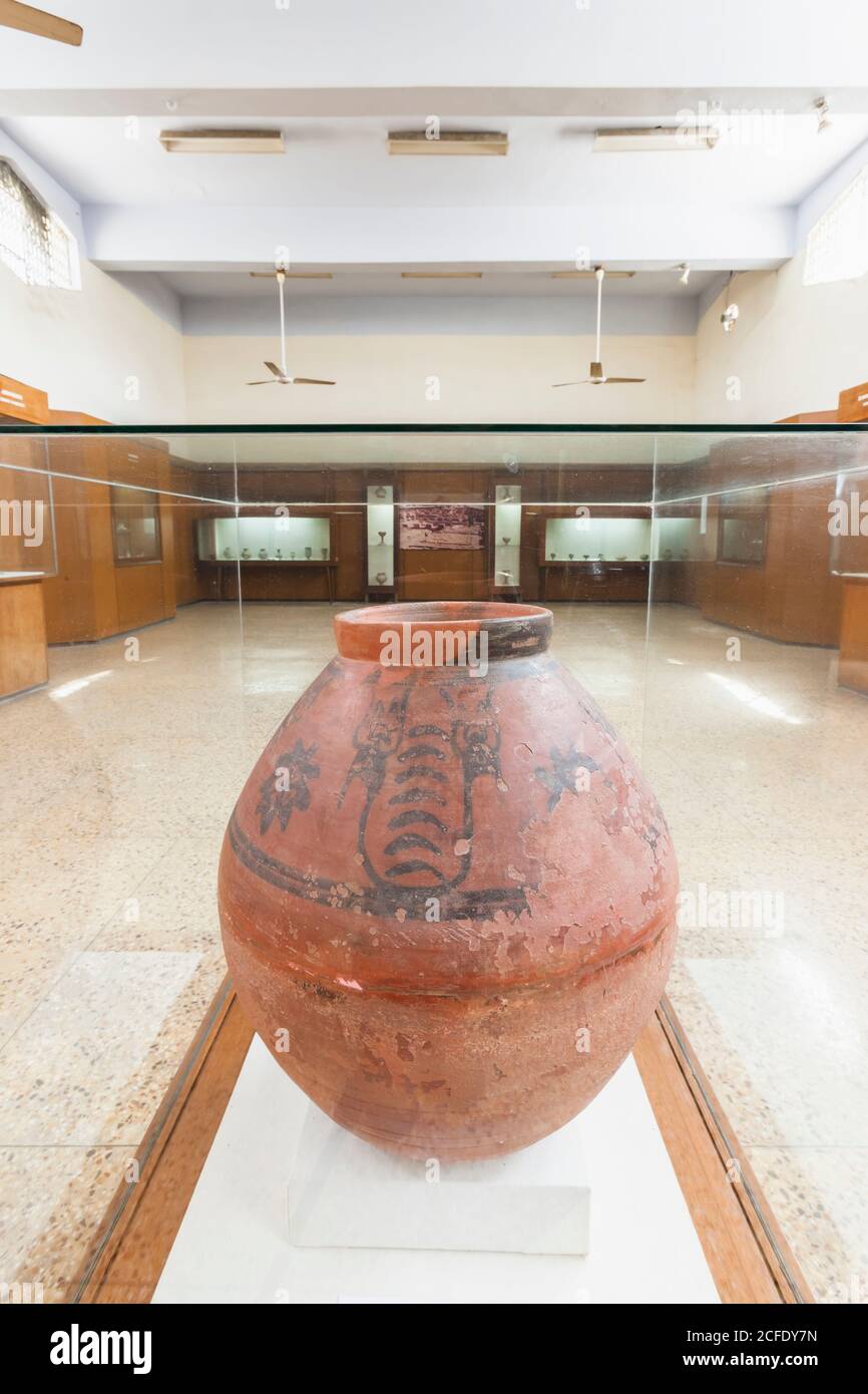Terre cuite Grande bocal de strate, galerie de la civilisation de l'Harappan, Musée national du Pakistan, Karachi, Sindh, Pakistan, Asie du Sud, Asie Banque D'Images