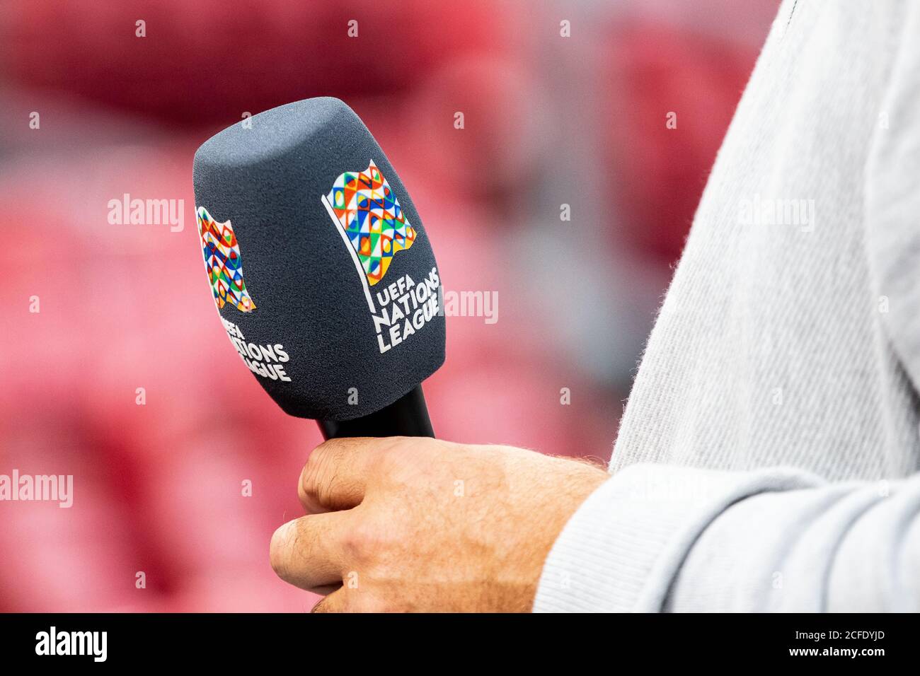 Copenhague Danemark 04e Septembre 2020 Un Journaliste Tient Un Micro Et Est Pret A Interviewer Les Joueurs Avant Le Match De Qualification De L Uefa Nations League Entre Le Danemark Et La Belgique