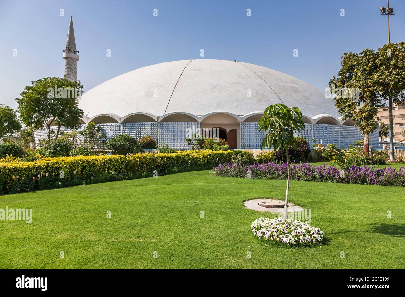Masjid-e-Tooba, ou mosquée Tooba, également Gol Masjid, et jardin, Karachi, Sindh, Pakistan, Asie du Sud, Asie Banque D'Images