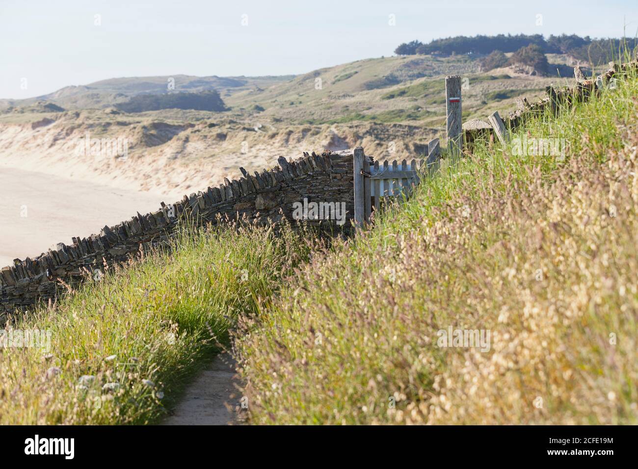 Sentier de randonnée au Cap de Carteret en dessous du phare jusqu'aux dunes de Hattainville. Banque D'Images