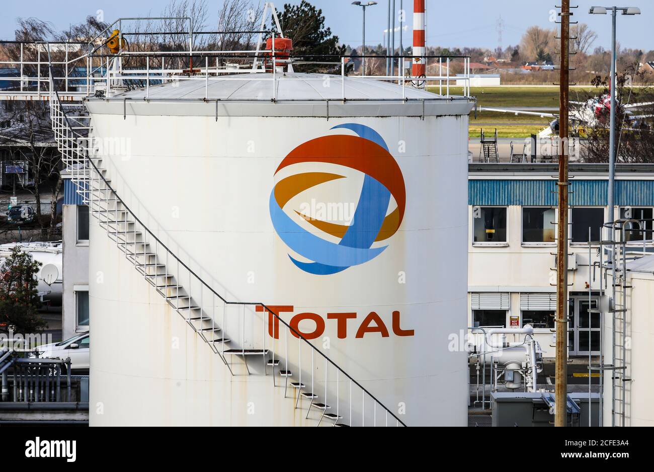 Total, ferme de réservoirs de carburant d'aviation à l'aéroport de Düsseldorf, Düsseldorf, Rhénanie-du-Nord-Westphalie, Allemagne Banque D'Images