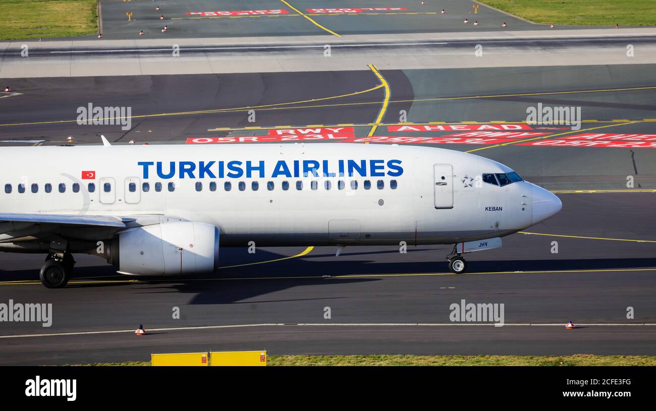 L'avion Turkish Airlines Boing 737-8F2 attend un départ à l'aéroport international de Düsseldorf, TC-JHV, Düsseldorf, Rhénanie-du-Nord-Westphalie, Allemagne Banque D'Images